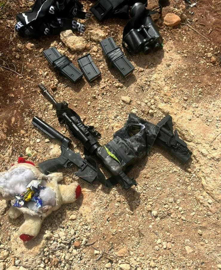 הציוד שנמצא ברשות המחבלים (צילום: דוברות המשטרה) ממצאי החקירה נגד המחבלים המעורבים ברצח צאלה גז ז"ל ובנה התינוק