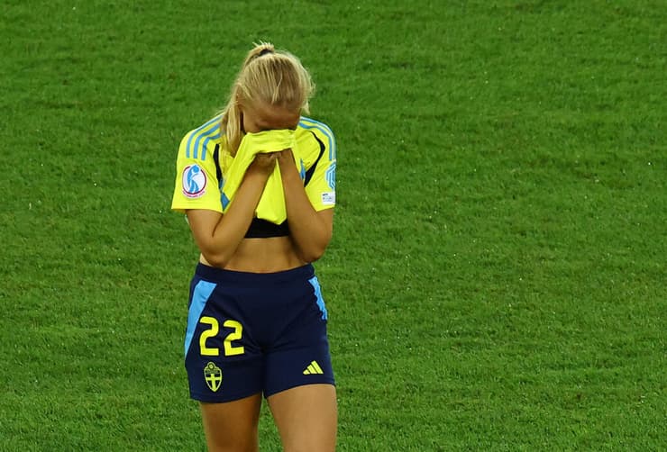 הולמברג השבדית לא מצליח לעצור את הדמעות