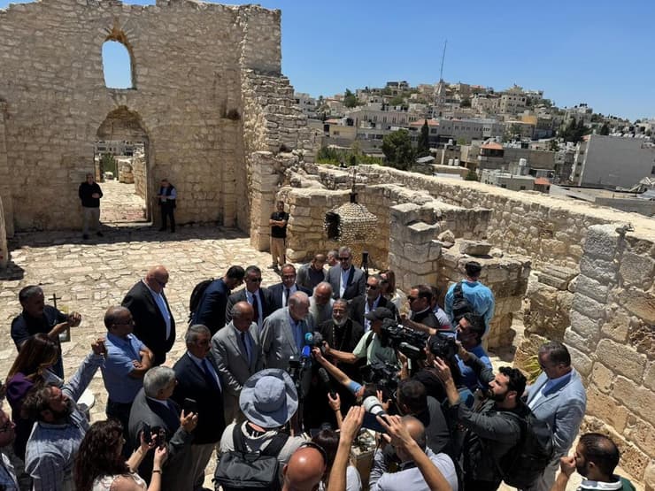 מייק האקבי בכפר הפלסטיני א-טייבה