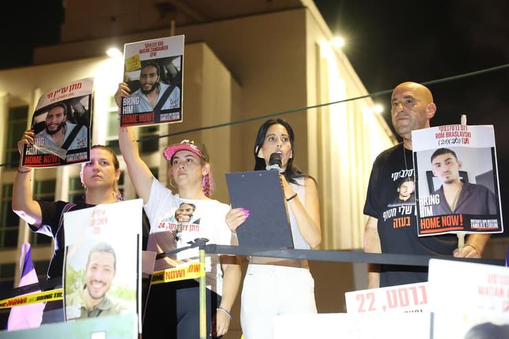 "איך אפשר לנשום כשחיי ילדינו הם רולטה רוסית?". עינב צנגאוקר נואמת מול השגרירות האמריקנית (צילום: דנה קופל) צעדת מחאה לשחרור החטופים בתל אביב
