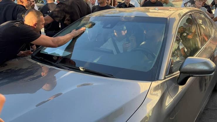 איימן עודה נמלט מהפגנה בנס ציונה