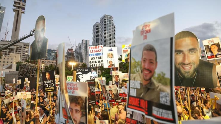 ראש מערך הבריאות במטה מתריע: "לחטופים אין זמן". עצרת בתל אביב (צילום: דנה קופל) עצרת מחאה בכיכר החטופים