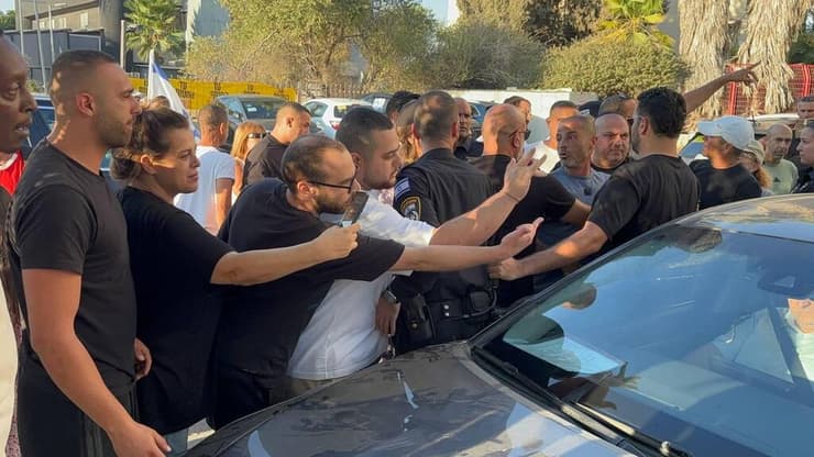 איימן עודה נמלט מהפגנה בנס ציונה