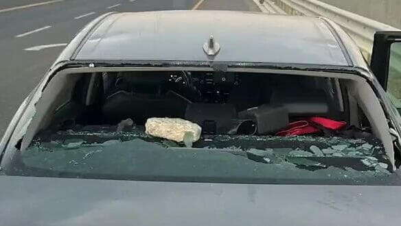 רכבו של ח"כ איימן עודה לאחר שהותקף על-ידי פעילי ימין בנס ציונה