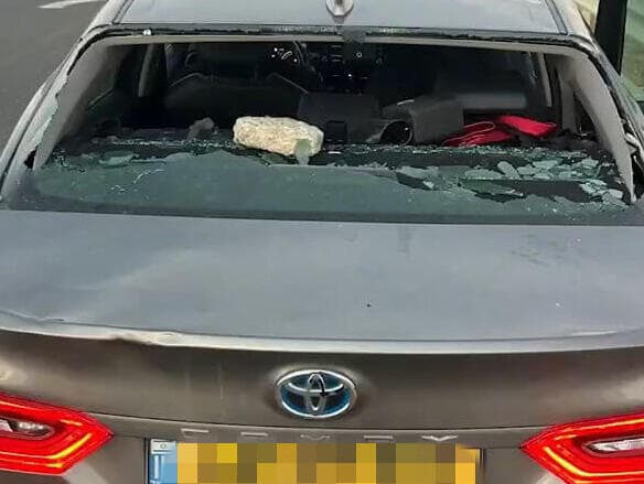 רכבו של ח"כ איימן עודה לאחר שהותקף על-ידי פעילי ימין בנס ציונה רכבו של ח"כ איימן עודה לאחר שהותקף על-ידי פעילי ימין בנס ציונה