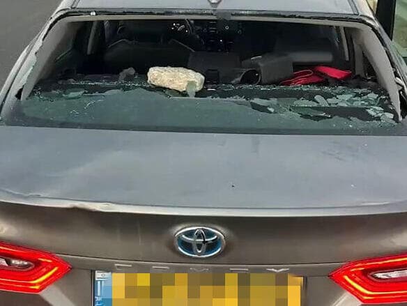 רכבו של ח"כ איימן עודה לאחר שהותקף על-ידי פעילי ימין בנס ציונה