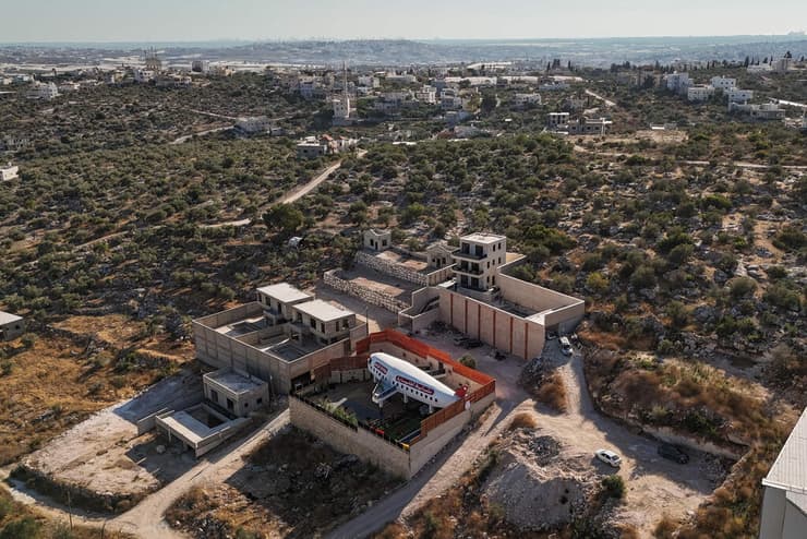 בולט בשטח (צילום: John WESSELS / AFP) בית הארחה שנבנה בצורת מטוס בעיירה הפלסטינית קפין בצפון-מערב הגדה המערבית