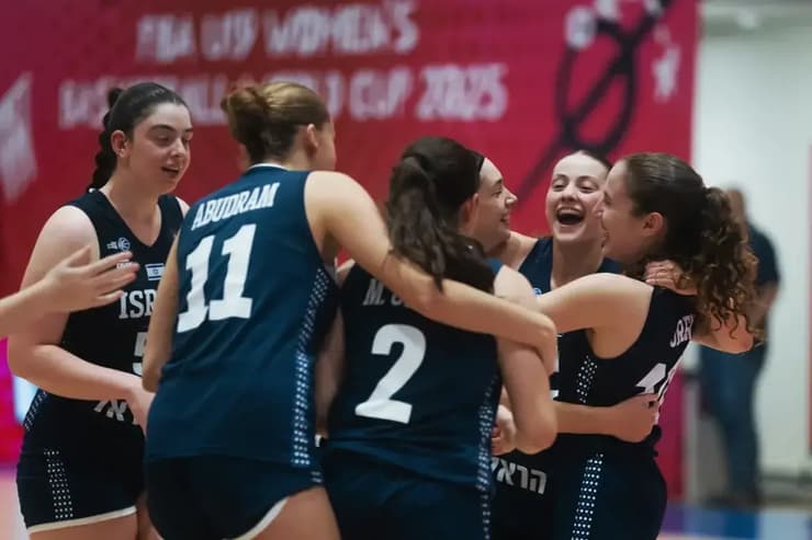 השחקניות של טל נתן חוגגות בסיום (צילום: אתר פיב"א) נבחרת הנערות לאחר הניצחון על סין