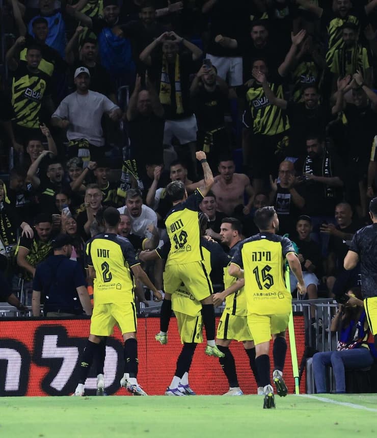 שחקני בית"ר חוגגים