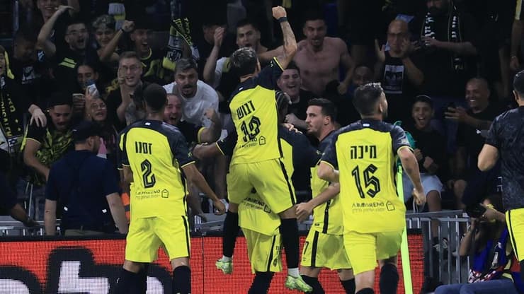 שחקני בית"ר חוגגים