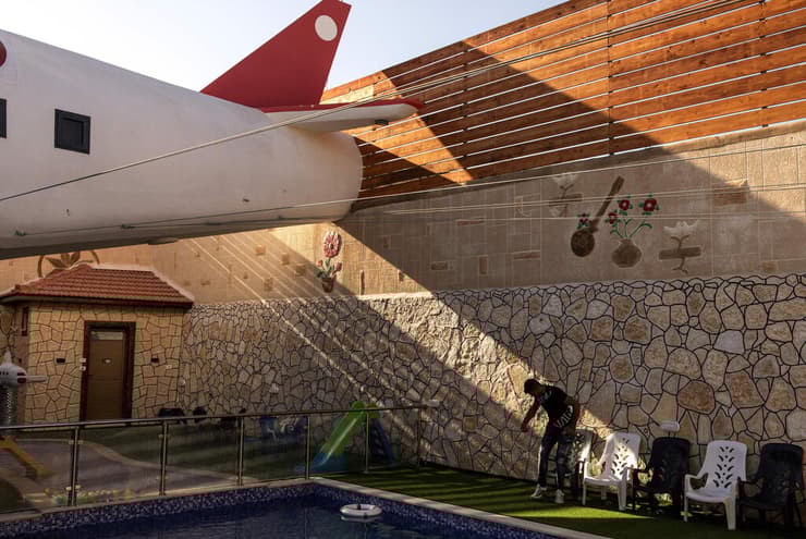 המתחם כלל בריכה (צילום: John WESSELS / AFP) בית הארחה שנבנה בצורת מטוס בעיירה הפלסטינית קפין בצפון-מערב הגדה המערבית
