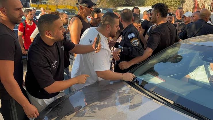 תקיפת רכבו של עודה - יריקות וניפוץ שמשה (צילום: מאיר תורג'מן) איימן עודה נמלט מהפגנה בנס ציונה