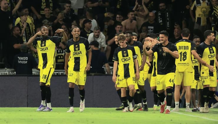 שחקני בית"ר חוגגים