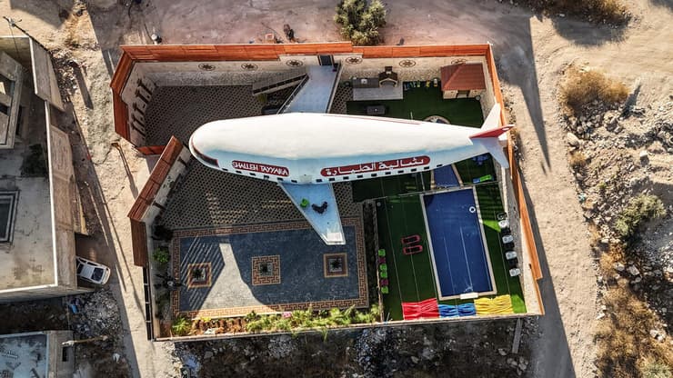 האטרקציה התיירותית החדשה בשטח C (צילום: John WESSELS / AFP) בית הארחה שנבנה בצורת מטוס בעיירה הפלסטינית קפין בצפון-מערב הגדה המערבית