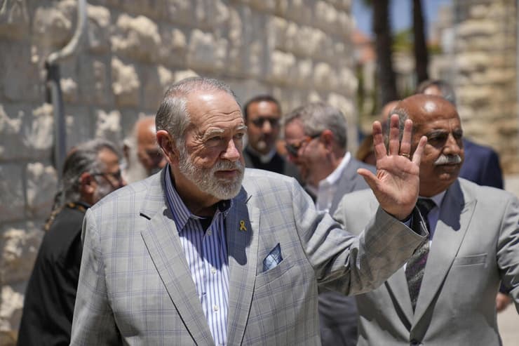 מייק האקבי בכפר הפלסטיני א-טייבה