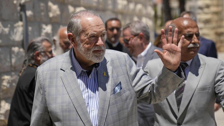 מייק האקבי בכפר הפלסטיני א-טייבה