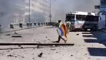 לוחם בדואי שורף דגל דרוזי של דרוזים ב א-סווידא סווידא סוריה