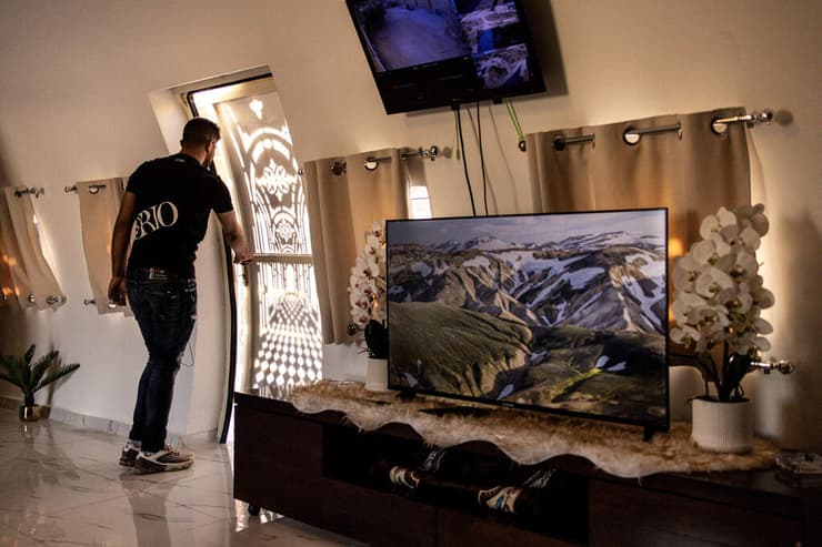 ה"מטוס" מבפנים (צילום: John WESSELS / AFP) בית הארחה שנבנה בצורת מטוס בעיירה הפלסטינית קפין בצפון-מערב הגדה המערבית