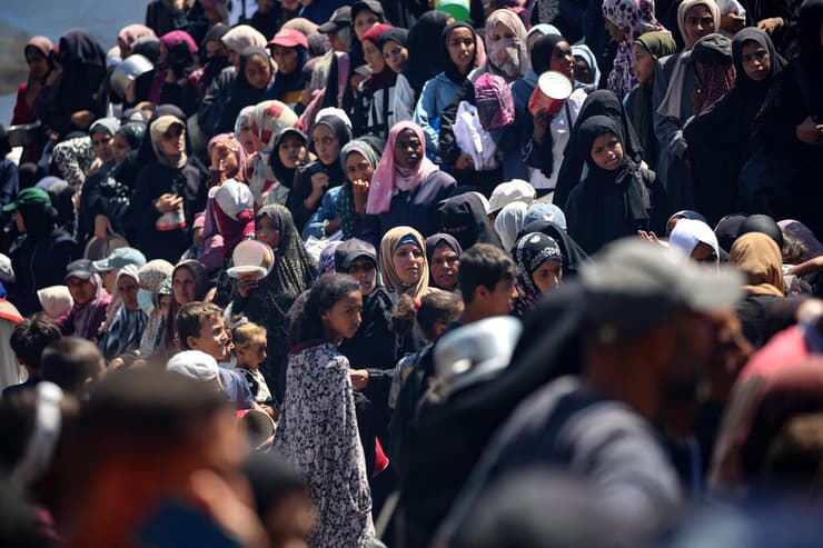 תורים לחלוקת מזון ברצועה