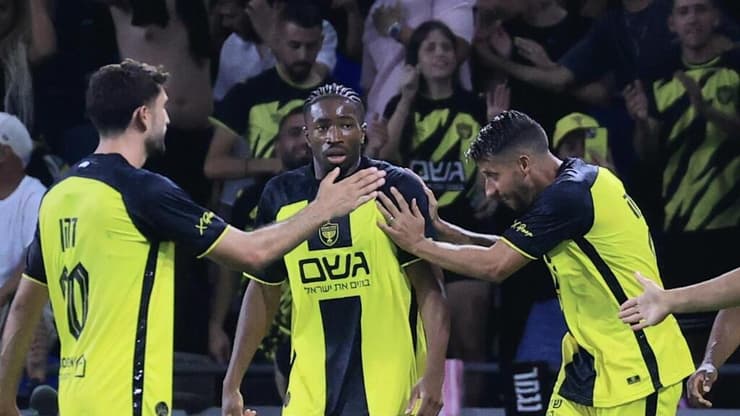 שחקני בית"ר חוגגים