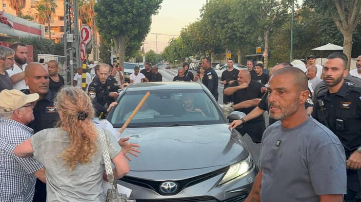 איימן עודה נמלט מהפגנה בנס ציונה