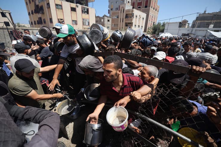 תורים לחלוקת מזון ברצועה