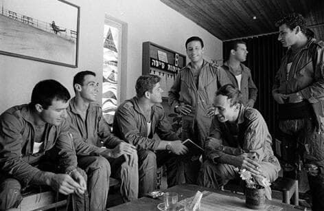 ישראל בהרב (מימין) וגיורא אבן־אפשטיין (משמאל) בטייסת 101 | צילום: דוד רובינגר yk14446488