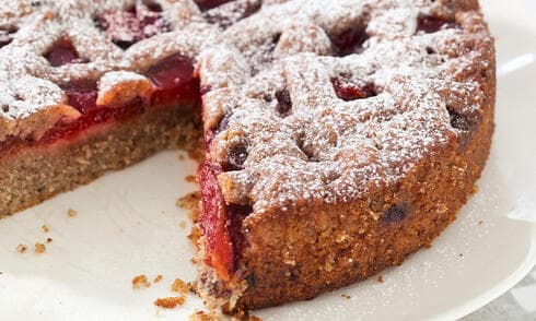 עוגת שזיפים עם פירורי עוגיות