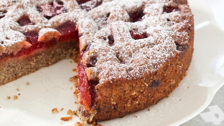 עוגת שזיפים עם פירורי עוגיות