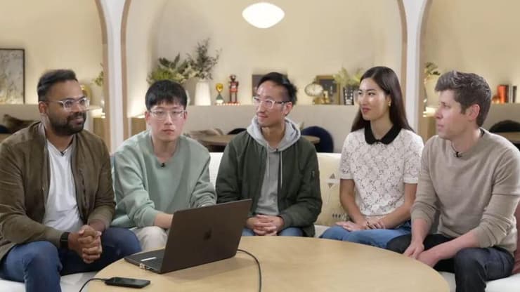 סם אלטמן (ימין), עם צוות של OpenAI בהצגה של הסוכן החדש