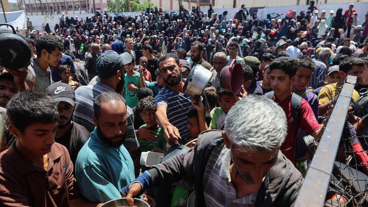 חלוקת מזון במרכז הרצועה. "נשאנו בעול רק כדי שהם יחיו במלונות 5 כוכבים?" (צילום: REUTERS/Ramadan Abed) חלוקת מזון במרכז רצועת עזה