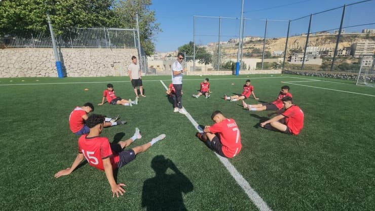 מתוך "המגרש"