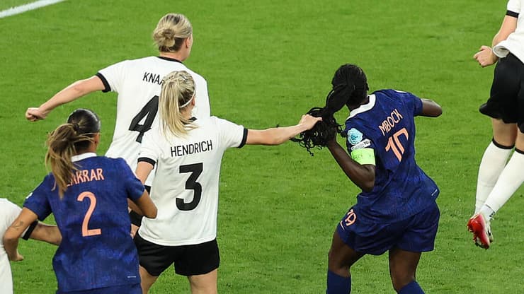 קתרין הנדריך מושכת בשערה של גריז' אמבוק-באטי