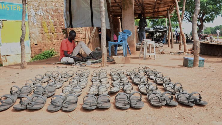 אצ'וויל והסנדלים שלו מוצעות למכירה
