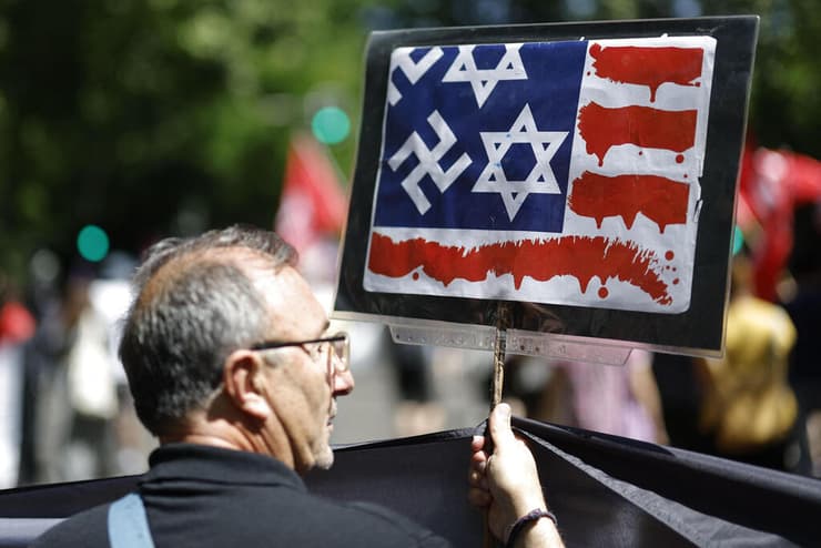 מפגין במדריד נגד ישראל וארצות הברית. השוואות מופרכות שנגועות בדמגוגיה ובפרובוקציה (צילום: Thomas Coex / AFP) מפגין במדריד נגד ישראל וארצות הברית