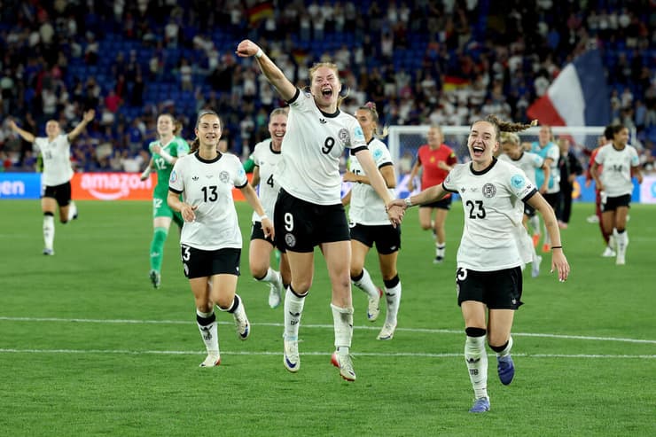 שחקניות נבחרת גרמניה חוגגות בסיום