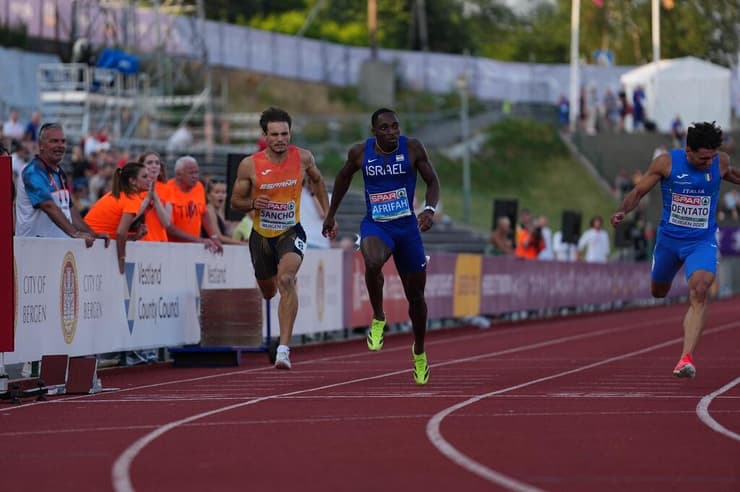 אפריפה במהלך הריצה, אתמול (צילום: European Athletics) האצן הישראלי בלסינג אפריפה