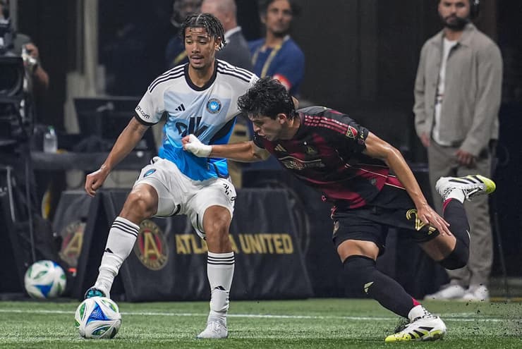 שער חמישי העונה. עידן טוקלומטי (Dale Zanine/Reuters) שחקן שארלוט עידן טוקלומטי מול שחקן אטלנטה יונייטד אפריין מוראלס