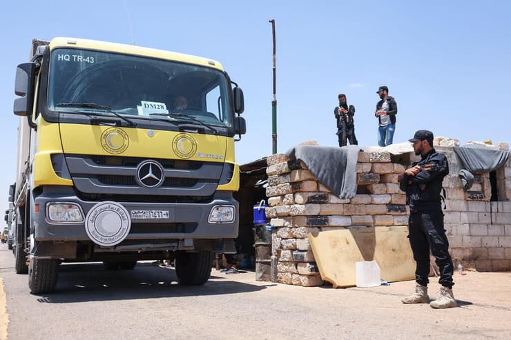 צילום: OMAR HAJ KADOUR / AFP משאיות סיוע הומניטרי בדרכן לא-סווידא, סוריה