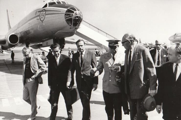 פגישות שסללו את הדרך לשיתופי פעולה מדיניים. ניל ארמסטרונג (שלישי משמאל) מגיע לביקור ההיסטורי בברית המועצות ב-1970