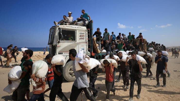 צילום: REUTERS/Dawoud Abu Alkas פינוי תושבים ברצועת עזה