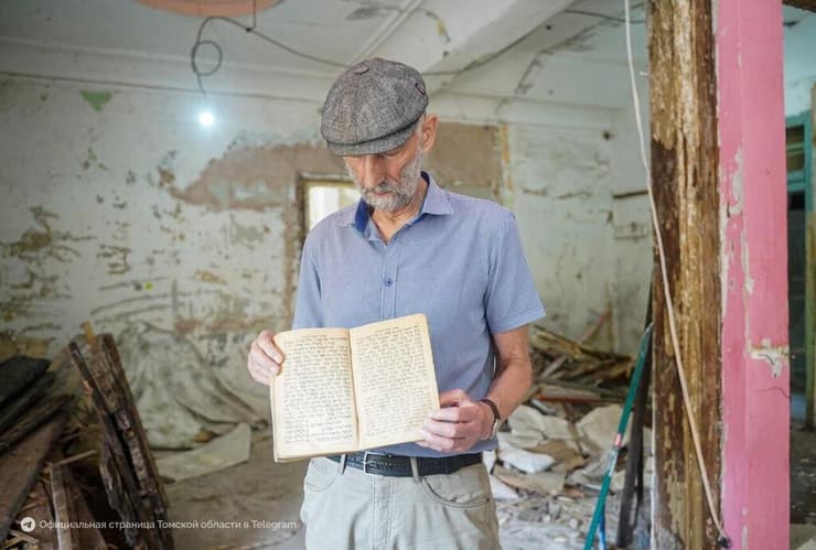 הסידור שהתגלה במהלך השיפוץ (צילום: בית חב"ד טומסק - סיביר) הסידור שהתגלה במהלך השיפוץ