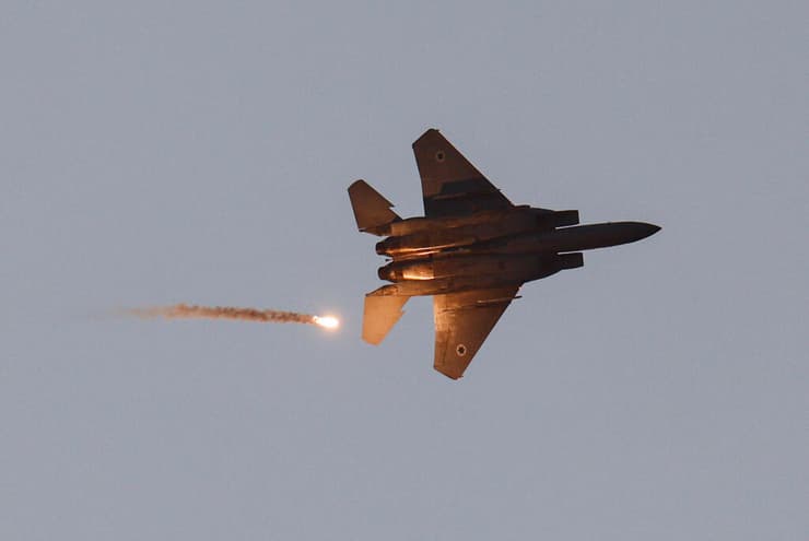 מטוס קרב מעל רצועת עזה (צילום: REUTERS/Amir Cohen) פעילות חיל האוויר ברצועה