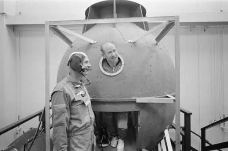 אחוות מפקדים. תומאס סטאפורד (מחוץ לדגם החללית) ואלכסיי ליאונוב מחליפים הלצות במהלך האימונים למשימה