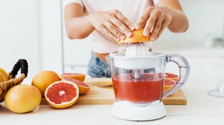 מיץ אשכוליות אמנם בריא מאוד, אבל בשילוב עם תרופות מסוימות, הוא עלול להיות מסוכן (צילום: Shutterstock) אשכולית