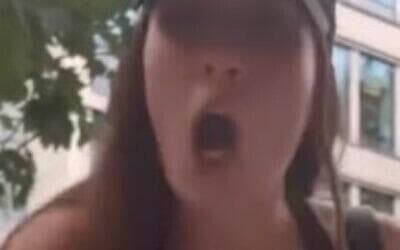 האישה האנטישמית שתקפה יהודים בלונדון