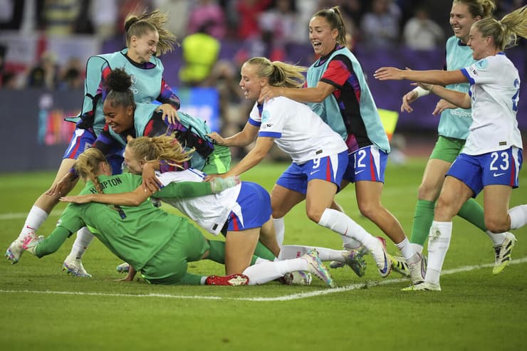 שחקניות נבחרת אנגליה חוגגות על האנה המפטון