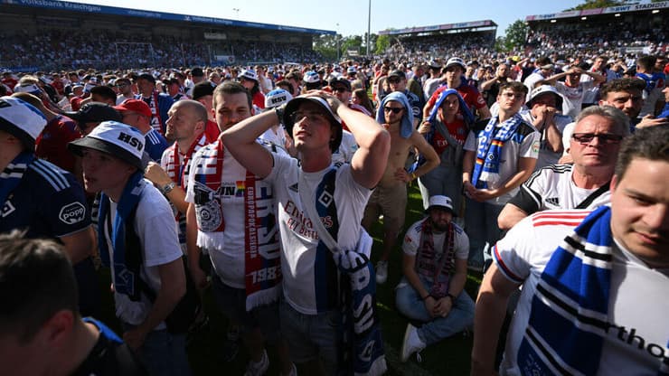 אוהדי המבורג מאוכזבים על כר הדשא אחרי המשחק מול זנדהאוזן 