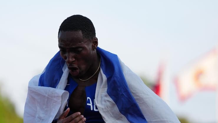 "שמח להתעטף שוב עם הדגל". אפריפה (צילום: European Athletics) האצן הישראלי בלסינג אפריפה