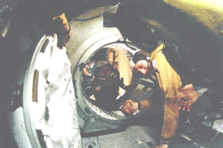 רגע היסטורי במלחמה הקרה, שהיה תחילתו של עידן חדש. האסטרונאוט האמריקאי טום סטפורד לוחץ את ידי עמיתו הסובייטי אלכסיי ליאונוב לאחר חיבור החלליות שלהם בחלל